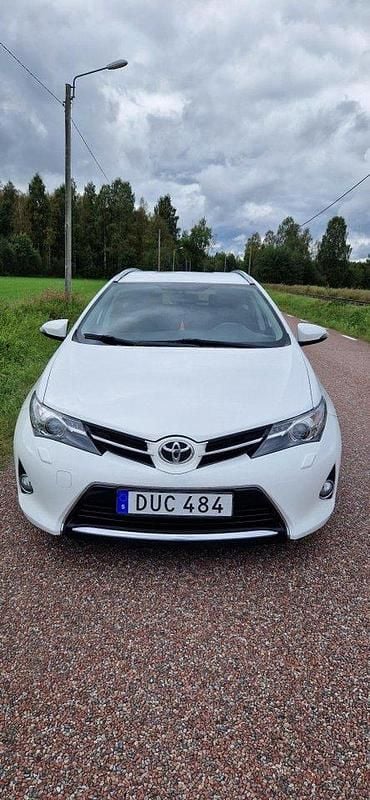 Vit Begagnad 2015 Toyota Auris Touring Sports Kombi | 69 000 kr (Marknadspris) - Bild 1/4