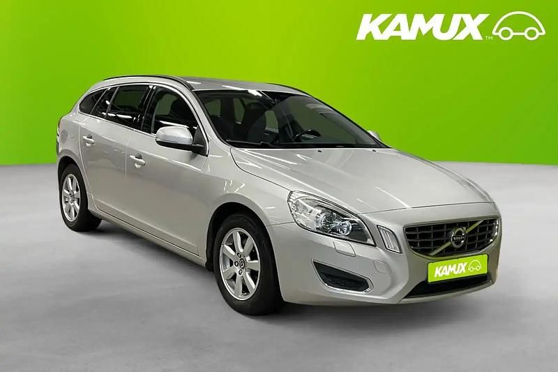 Silver/grå Begagnad 2013 Volvo V60 Momentum Kombi | 139 800 kr (Marknadspris) - Bild 1/4