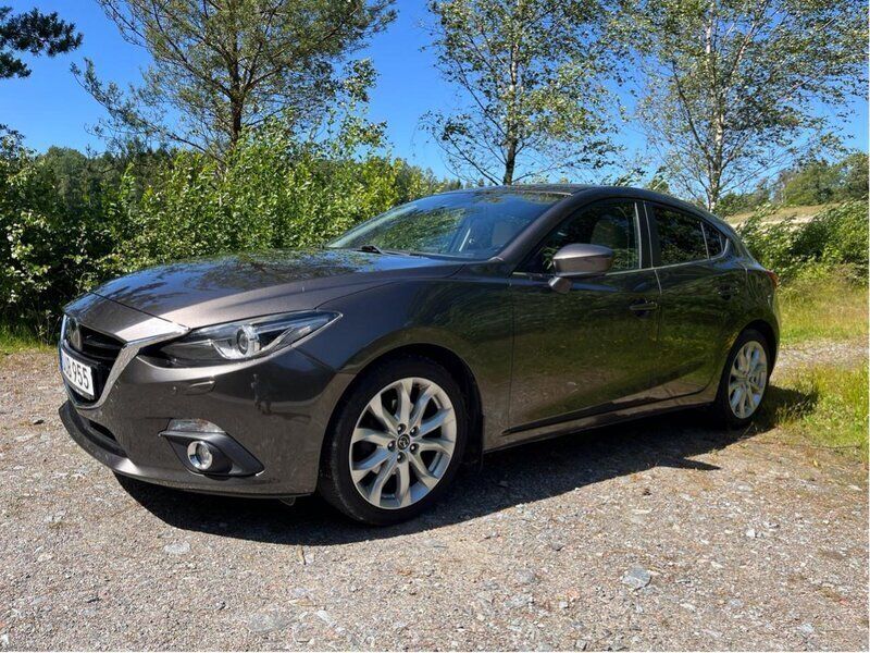 Brun Begagnad 2016 Mazda 3 Inclusive Halvkombi | 119 000 kr (Marknadspris) - Bild 1/4