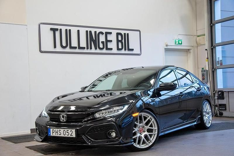Svart Begagnad 2017 Honda Civic Halvkombi | 169 900 kr (Marknadspris) - Bild 1/4