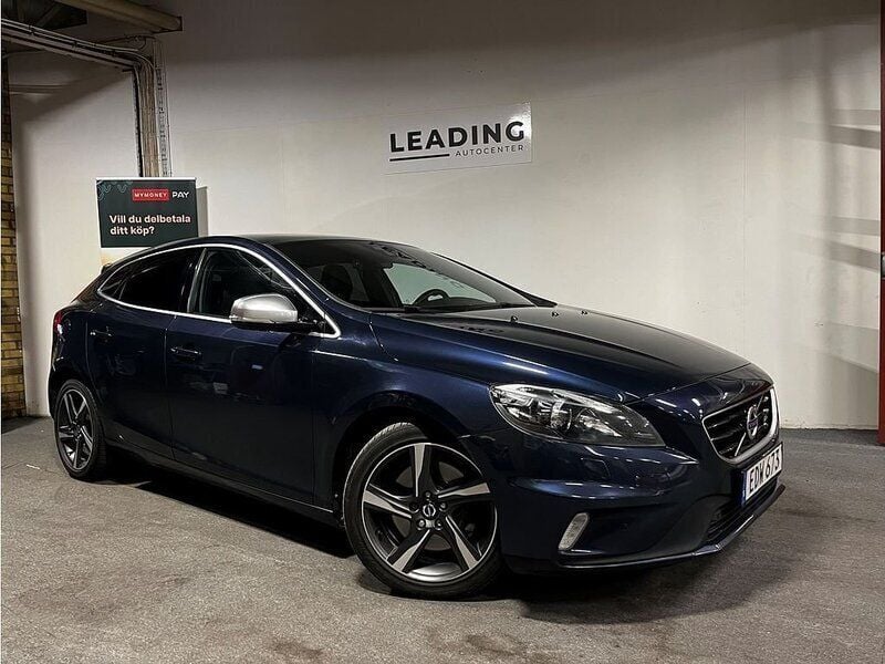Blå Begagnad 2014 Volvo V40 R-Design Kombi | 129 900 kr (Marknadspris) - Bild 1/4