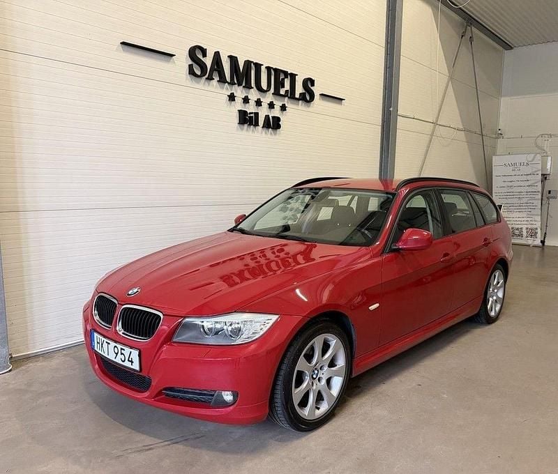 Röd Begagnad 2010 BMW 320 Comfort Edition Kombi | 84 900 kr (Marknadspris) - Bild 1/4