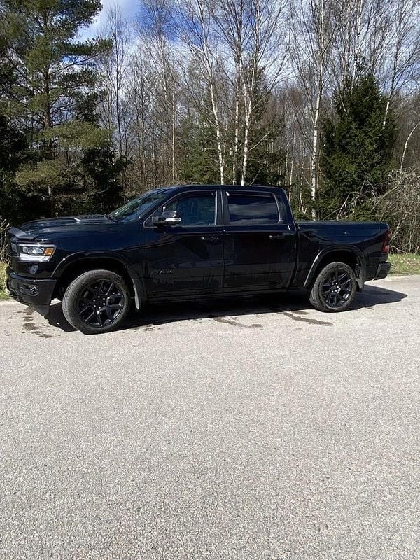 Svart Begagnad 2021 RAM 1500 Pickup | 699 900 kr (Bra pris) - Bild 1/1