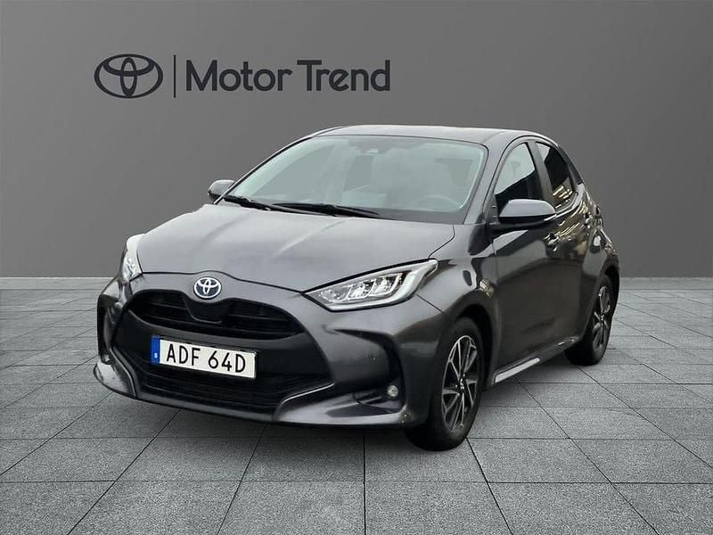 Begagnad Toyota Yaris Hybrid Active 117 HK (86 kW) 2022 Grå