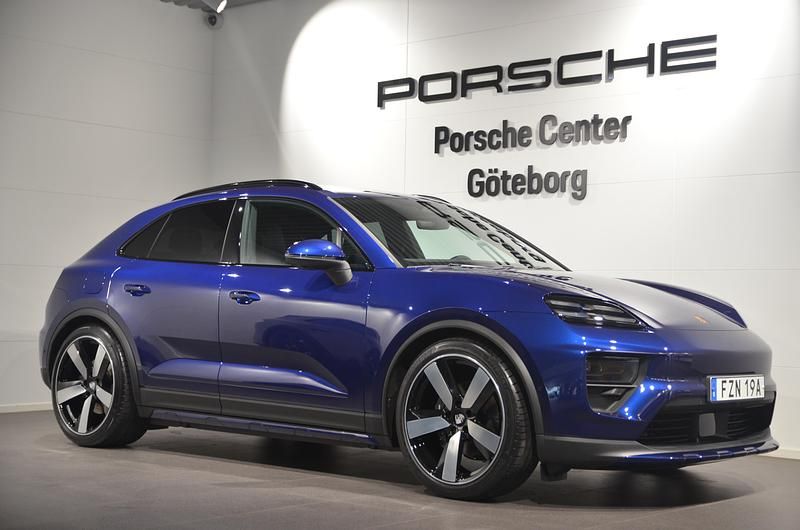 Blå Ny 2025 Porsche Macan 4 Electric SUV | 1 238 200 kr - Bild 1/4