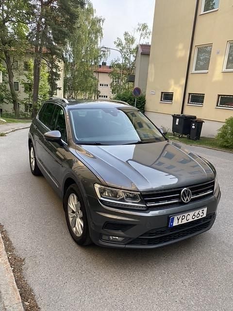 Silver Begagnad 2018 VW Tiguan SUV | 205 000 kr (Marknadspris) - Bild 1/4