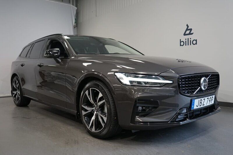 Grå Begagnad 2024 Volvo V60 Plus Kombi | 389 900 kr (Marknadspris) - Bild 1/3