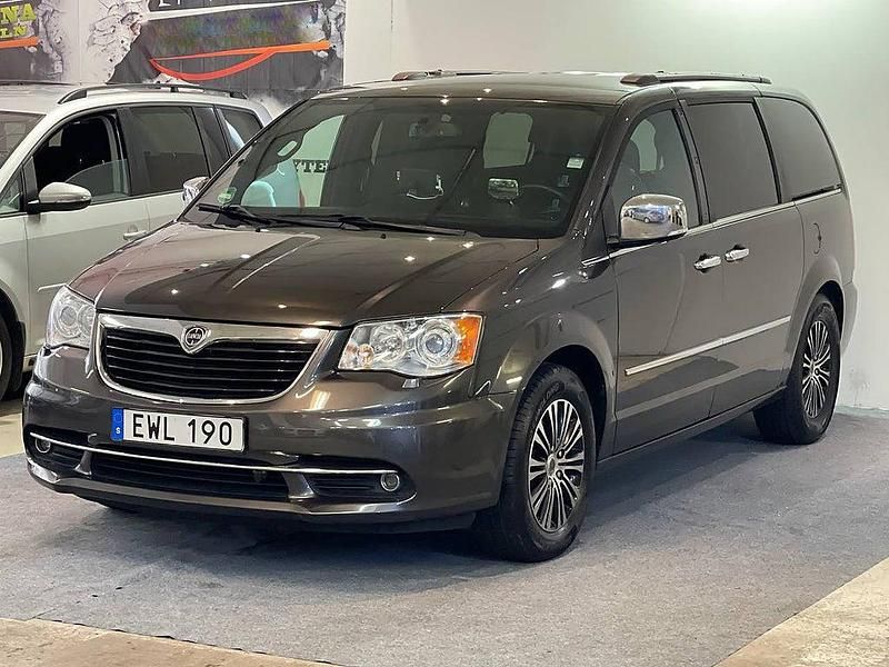 Grå Begagnad 2015 Lancia Voyager Minibuss | 154 900 kr (Marknadspris) - Bild 1/4