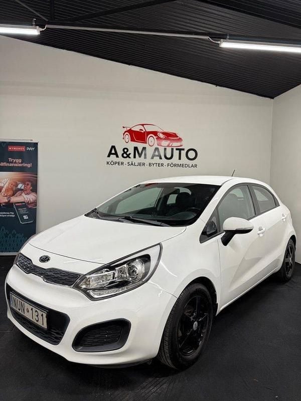 Begagnad Kia Rio 84 HK (61 kW) 2013 Vit Halvkombi