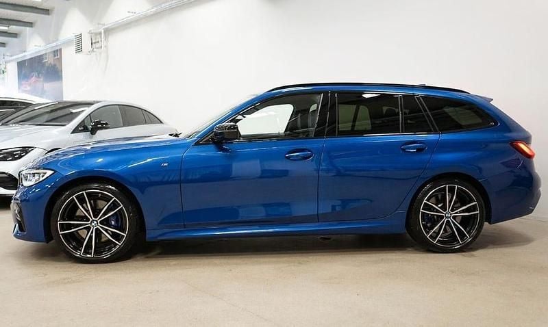 Begagnad BMW 330 Shadowline 258 HK (189 kW) 2020 Portimao blue metallic