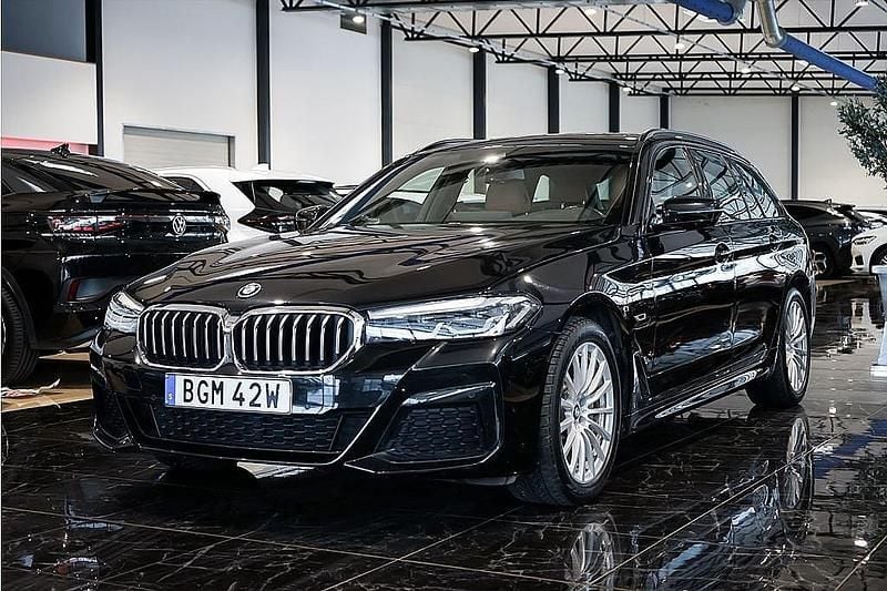 Svart Begagnad 2021 BMW 530 Kombi | 399 500 kr (Marknadspris) - Bild 1/4