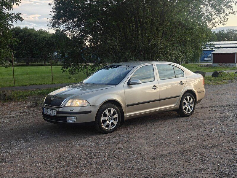 Brun Begagnad 2005 Skoda Octavia Halvkombi | 25 000 kr (Marknadspris) - Bild 1/4