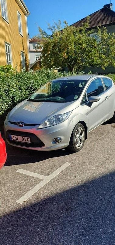 Grå Begagnad 2009 Ford Fiesta Titanium Halvkombi | 33 000 kr (Marknadspris) - Bild 1/4