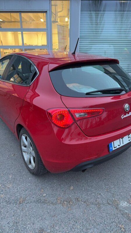 Röd Begagnad 2011 Alfa Romeo Giulietta Distinctive Halvkombi | 93 000 kr (Dyr) - Bild 1/4