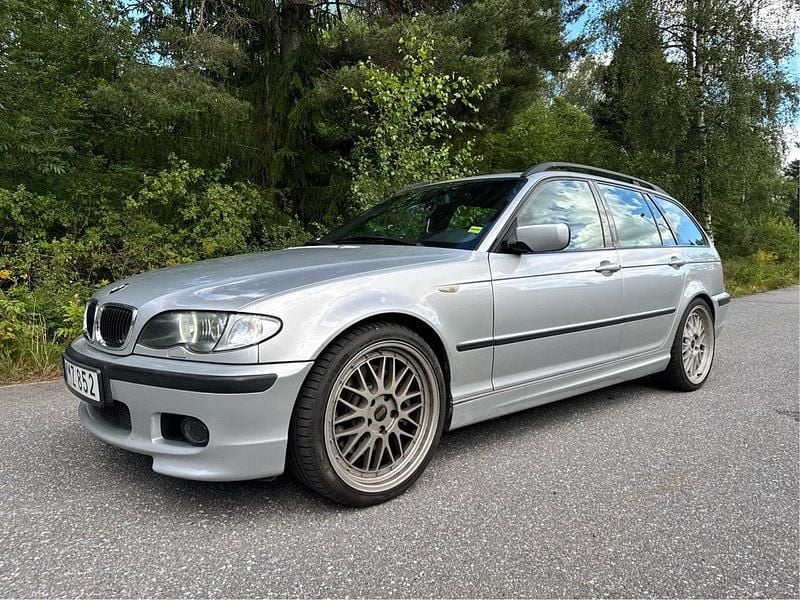 Silver Begagnad 2002 BMW 330 M Sport Kombi | 64 900 kr (Marknadspris) - Bild 1/4