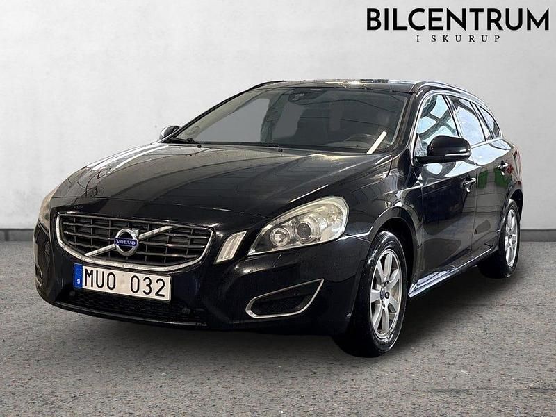Svart Begagnad 2013 Volvo V60 Momentum Kombi | 69 900 kr (Marknadspris) - Bild 1/4