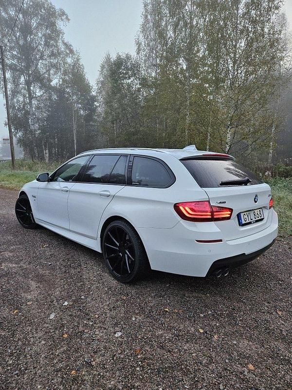 Vit Begagnad 2017 BMW 520 M Sport Kombi | 245 000 kr (Bra pris) - Bild 1/4