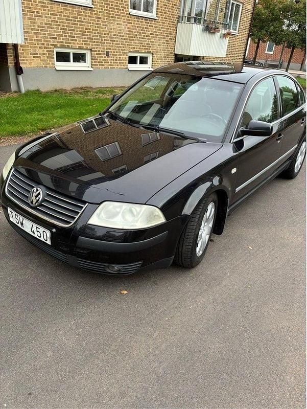 Svart Begagnad 2003 VW Passat Trendline Sedan | 15 000 kr (Marknadspris) - Bild 1/4