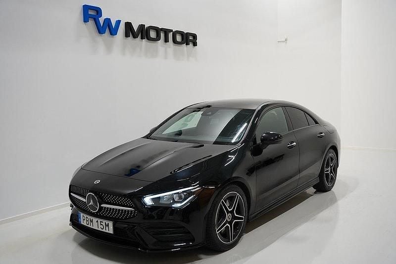 Svart Begagnad 2021 Mercedes CLA200 AMG Sportkupé | 319 800 kr (Marknadspris) - Bild 1/4