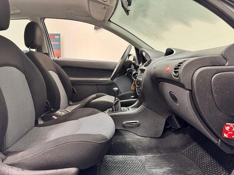 Begagnad Peugeot 206 75 HK (55 kW) 2004 Grå Halvkombi