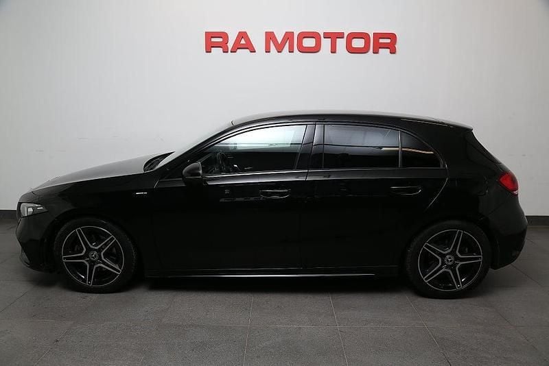 Begagnad Mercedes A180 AMG line 136 HK (100 kW) 2018 Svart Halvkombi