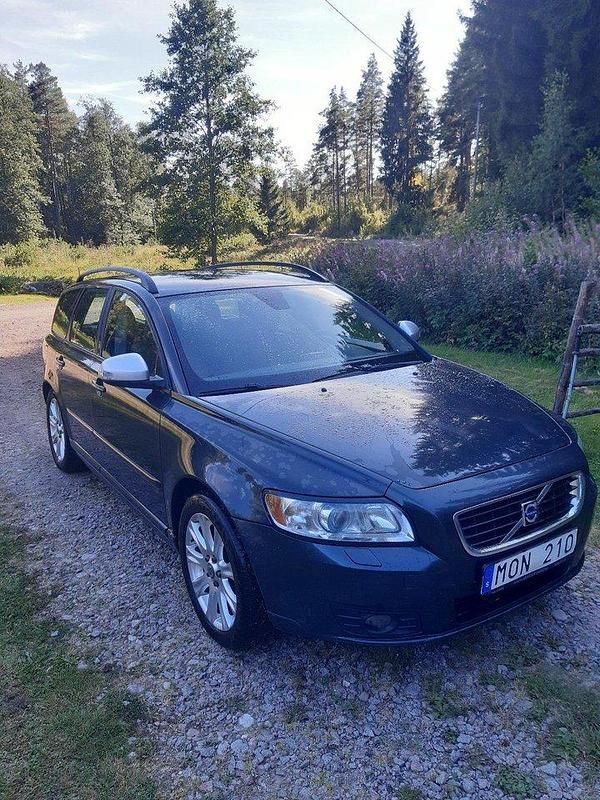 Grå Begagnad 2010 Volvo V50 Momentum Kombi | 37 500 kr (Marknadspris) - Bild 1/4
