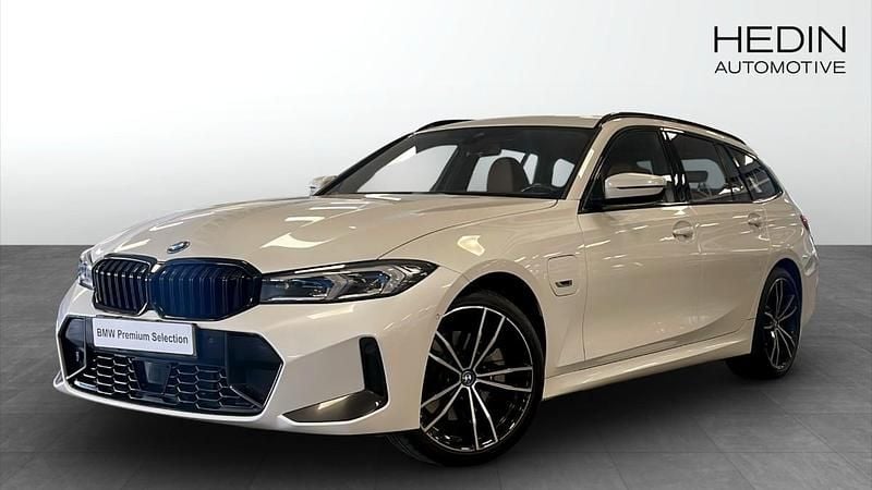 Vit (white) Begagnad 2022 BMW 330e M Sport Kombi | 424 700 kr (Dyr) - Bild 1/4