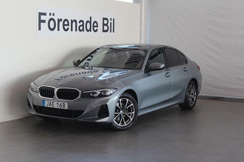 Grå Begagnad 2022 BMW 320 Shadowline Sedan | 389 000 kr (Marknadspris) - Bild 1/4