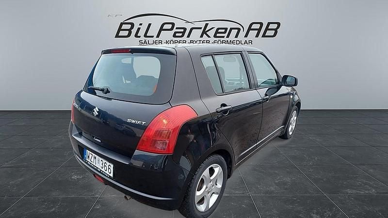 Begagnad Suzuki Swift 92 HK (67 kW) 2005 Svart Halvkombi