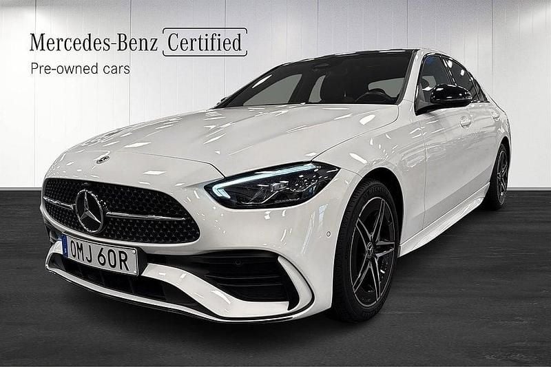 Vit Begagnad 2022 Mercedes C300e AMG Sedan | 399 000 kr (Marknadspris) - Bild 1/4