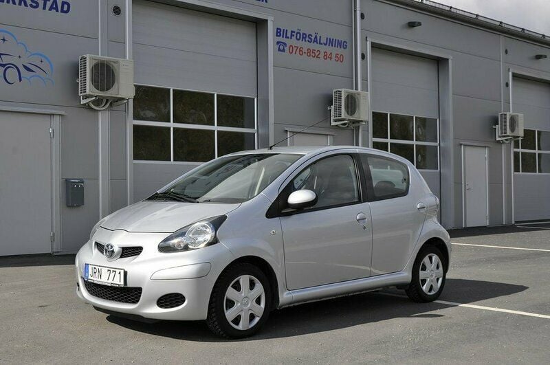 Begagnad Toyota Aygo 68 HK (50 kW) 2009 Silver Halvkombi