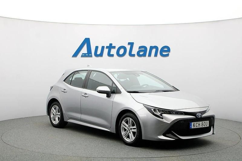 Silver metallic Begagnad 2022 Toyota Corolla Hybrid Halvkombi | 209 900 kr (Marknadspris) - Bild 1/3