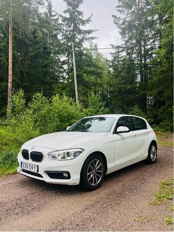 Vit Begagnad 2016 BMW 118 Advantage Halvkombi | 95 000 kr (Superpris) - Bild 1/4