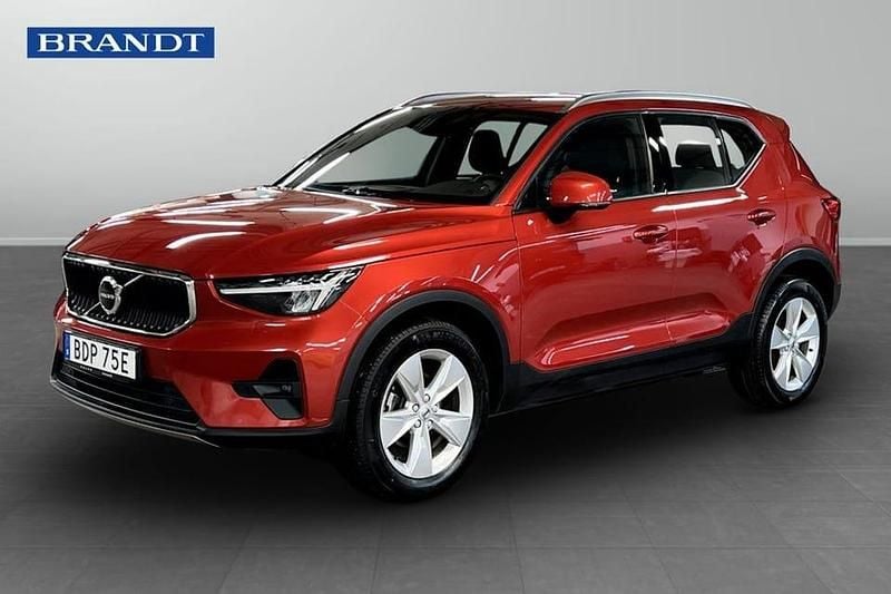 Röd Begagnad 2023 Volvo XC40 Core SUV | 274 900 kr (Marknadspris) - Bild 1/4