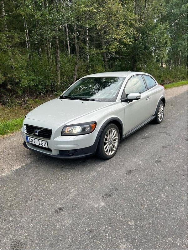 Vit Begagnad 2007 Volvo C30 Summum Halvkombi | 38 000 kr (Marknadspris) - Bild 1/4