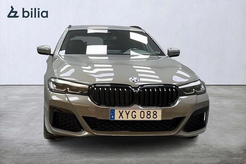 Berninagrå Begagnad 2021 BMW 530 M Sport Kombi | 359 000 kr - Bild 1/4
