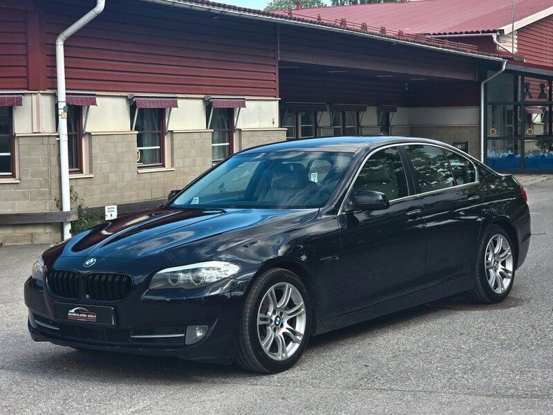 Blå Begagnad 2010 BMW 520 Sedan | 109 600 kr (Marknadspris) - Bild 1/4