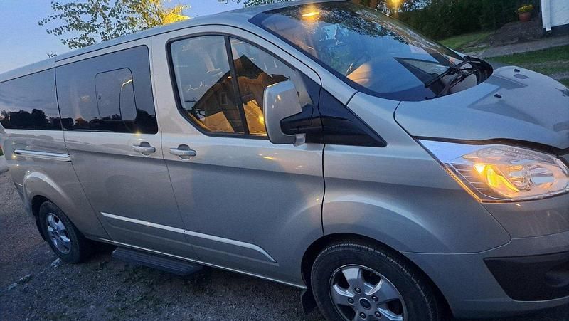 Grå Begagnad 2017 Ford Tourneo Custom Van | 220 000 kr (Superpris) - Bild 1/3