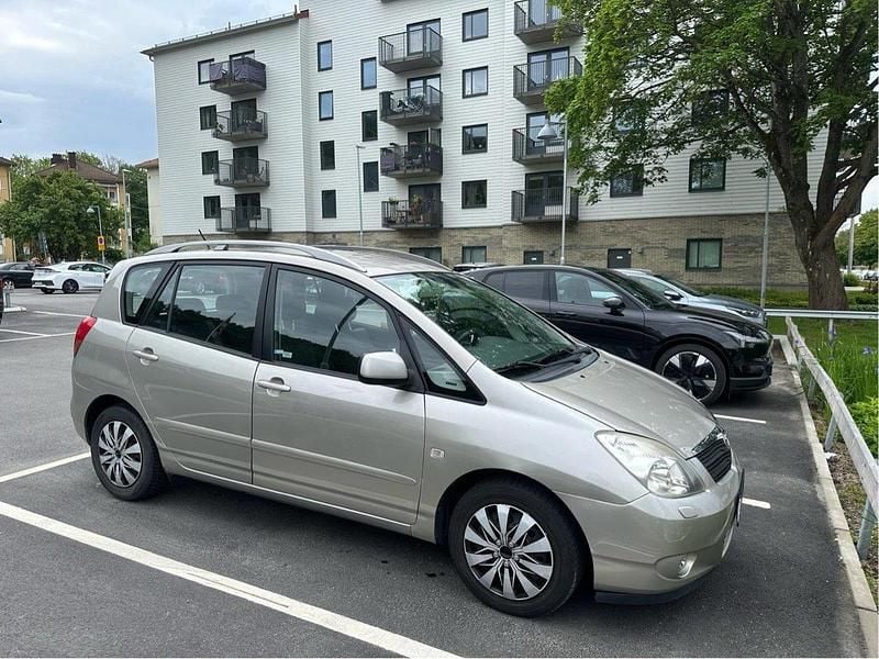 Silver Begagnad 2002 Toyota Corolla Verso Minibuss | 43 000 kr - Bild 1/4