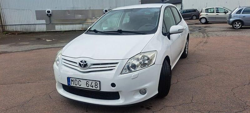 Begagnad Toyota Auris Plus 90 HK (66 kW) 2011 Vit Halvkombi