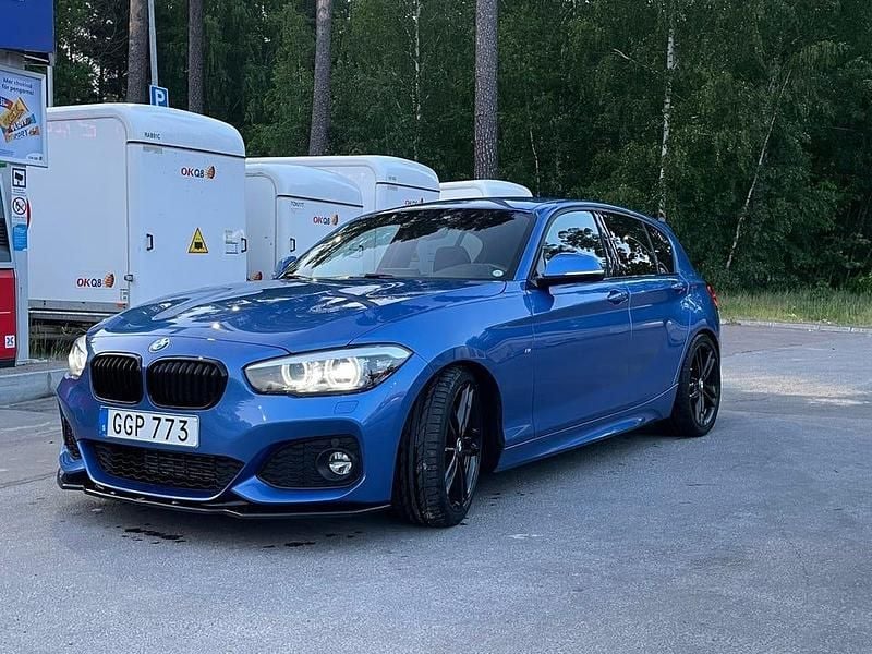Begagnad BMW 118 Shadowline 136 HK (100 kW) 2018 Halvkombi