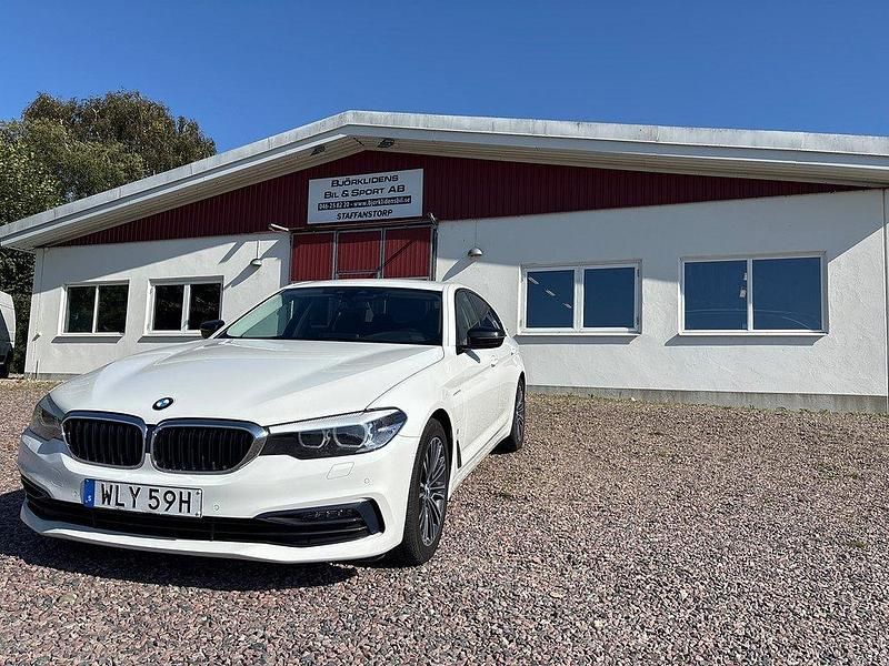 Vit Begagnad 2019 BMW 530e iPerformance Sedan | 269 000 kr (Marknadspris) - Bild 1/4