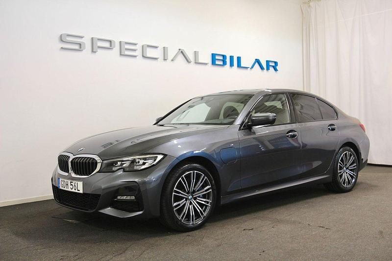 Grå (mineralgrå metallic) Begagnad 2020 BMW 330e M Sport Sedan | 359 000 kr (Marknadspris) - Bild 1/4