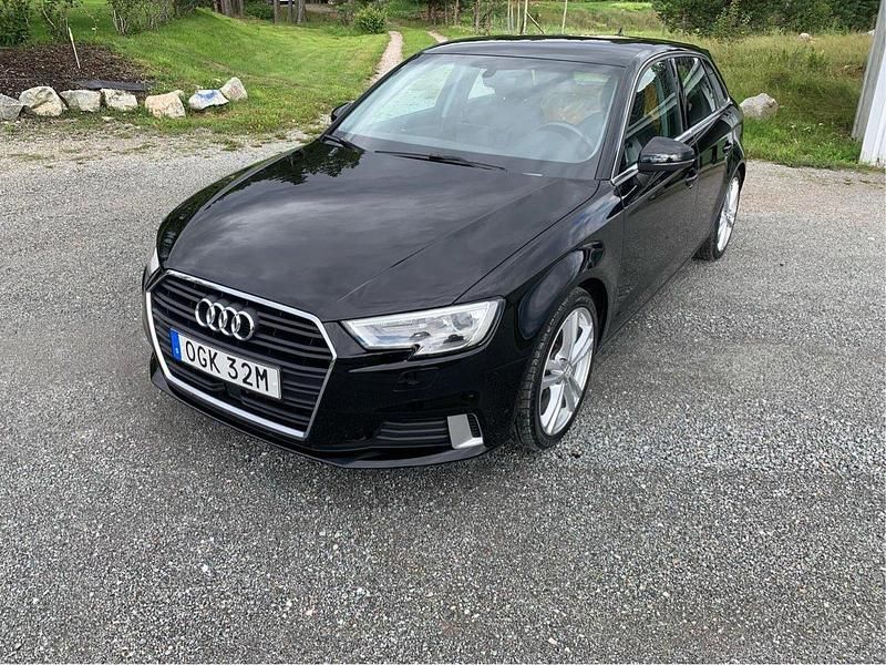 Svart Begagnad 2020 Audi A3 Sportback Sport Halvkombi | 198 000 kr (Marknadspris) - Bild 1/4