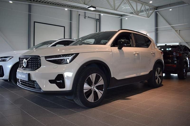 Ljusbrun (brun) Begagnad 2025 Volvo XC40 Plus SUV | 419 900 kr (Dyr) - Bild 1/4