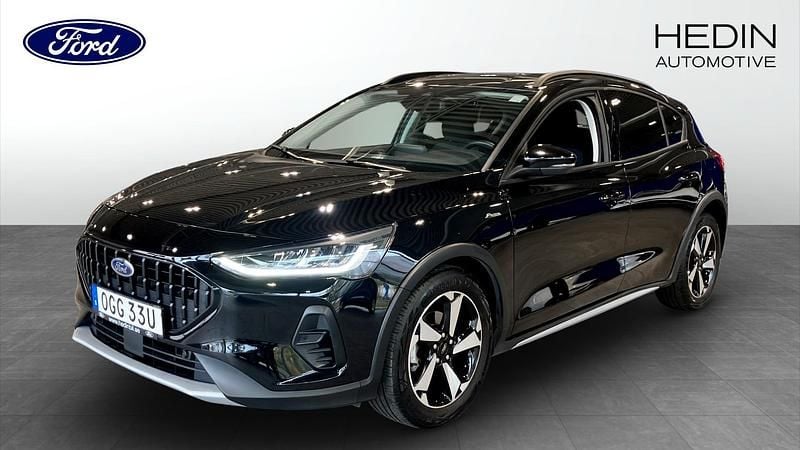 Svart (black) Begagnad 2022 Ford Focus Active Halvkombi | 189 900 kr (Bra pris) - Bild 1/4