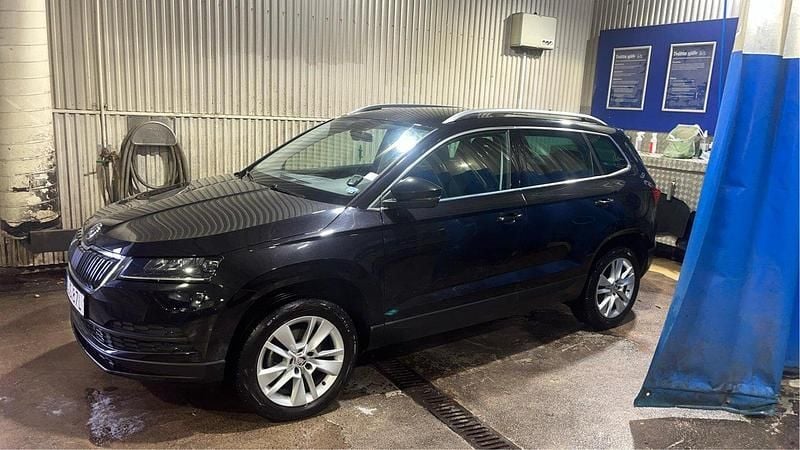 Svart Begagnad 2020 Skoda Karoq Ambition SUV | 178 500 kr (Bra pris) - Bild 1/4