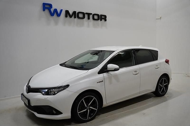 Vit Begagnad 2018 Toyota Auris Hybrid Comfort Halvkombi | 158 700 kr (Marknadspris) - Bild 1/4