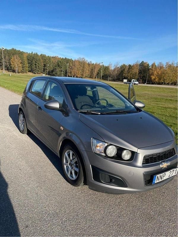 Grå Begagnad 2012 Chevrolet Aveo Halvkombi | 40 000 kr (Lite dyr) - Bild 1/4