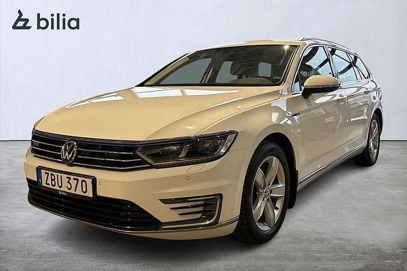 Vit Begagnad 2017 VW Passat GTE Kombi | 189 000 kr (Marknadspris) - Bild 1/4